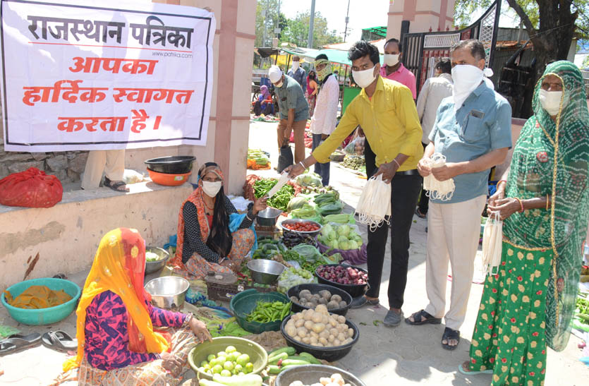 सिलाई की दुकान वाला राजू सैनी बांट चुका दो हजार मास्क, लोगों को भी कर रहा है जागरूक
