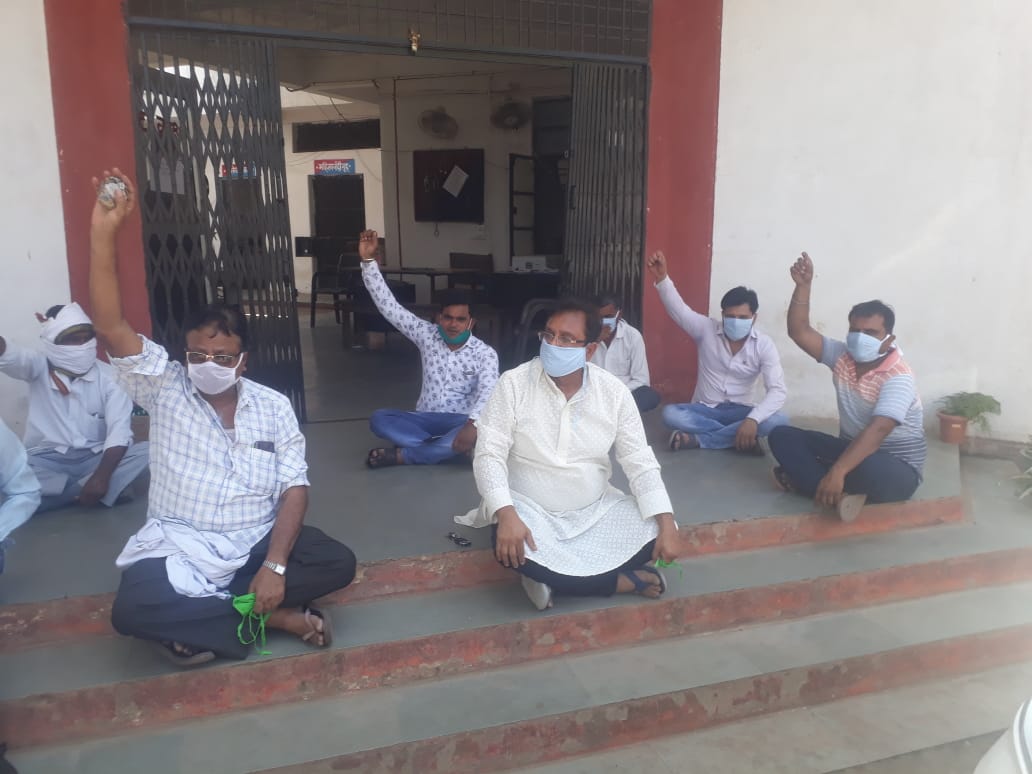 BJP MLA protested when hearing was not held in Khalwa police station