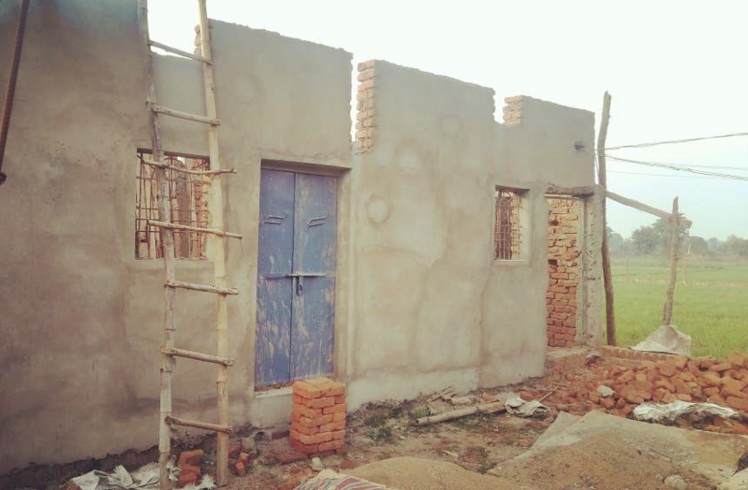 Corona had such an impact on the residence of farmer Ramprasad in village Padwar that there was no roof casting.