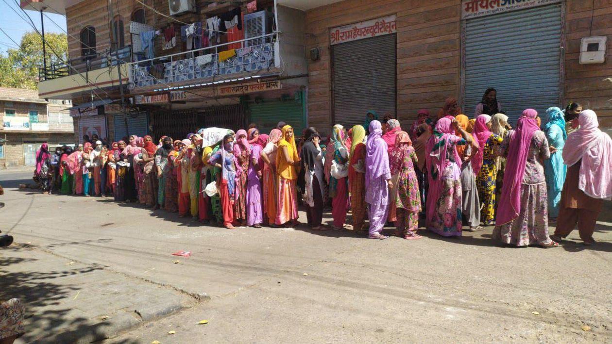 social distancing gets fail at ration shops in jodhpur during lockdown