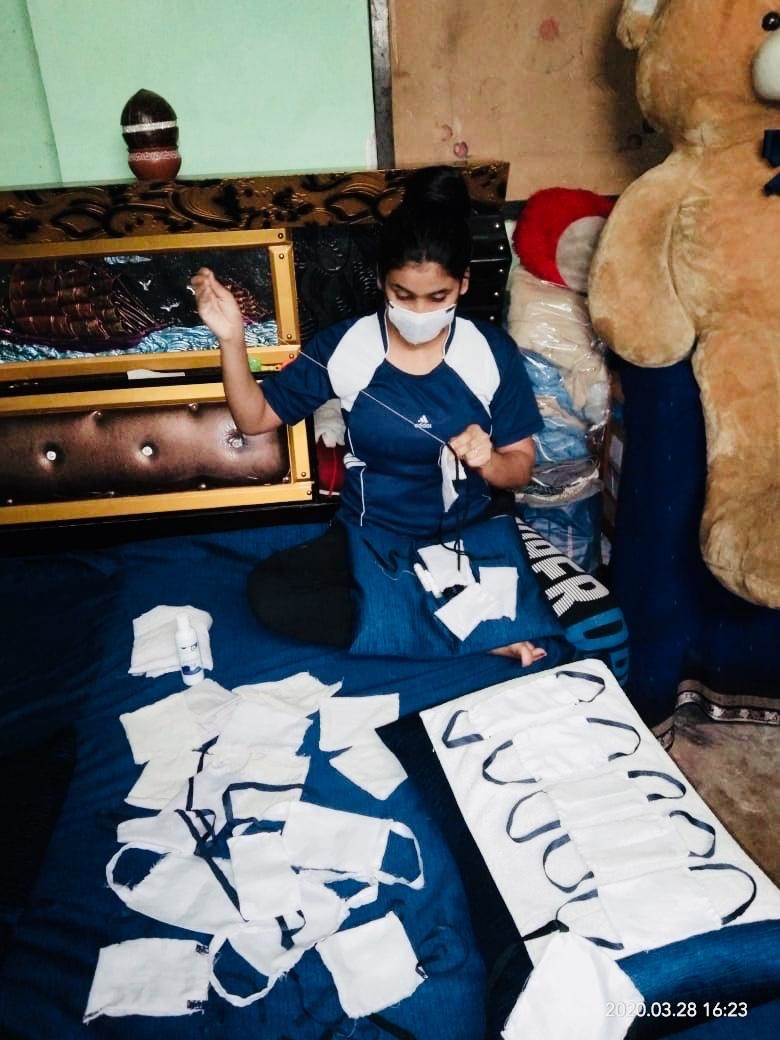 This girl makes 30 masks daily and distributes them to the needy