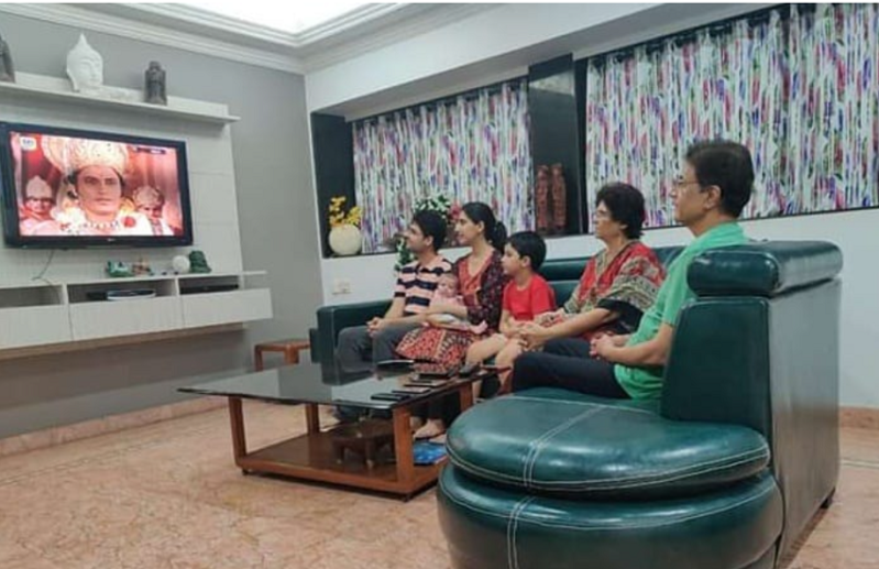 परिवार संग बैठकर अरूण गोविल ने देखी रामायण