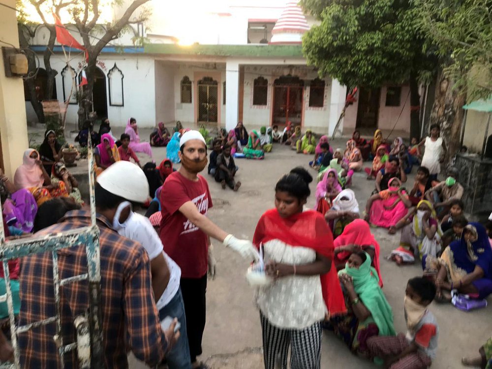 Satna Lockdown: Youth Congress distributing food items during disaster