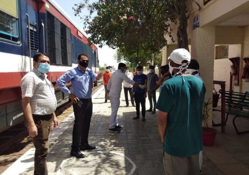 रेलवे ने चलाई आपातकालीन विशेष ट्रेन, स्टेशनों पर स्टाफ की स्क्रीनिंग