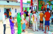 मास्क लगा और सोशल डिस्टेंस बनाकर लोगों ने लिया दो माह का राशन
