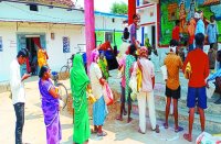 मास्क लगा और सोशल डिस्टेंस बनाकर लोगों ने लिया दो माह का राशन