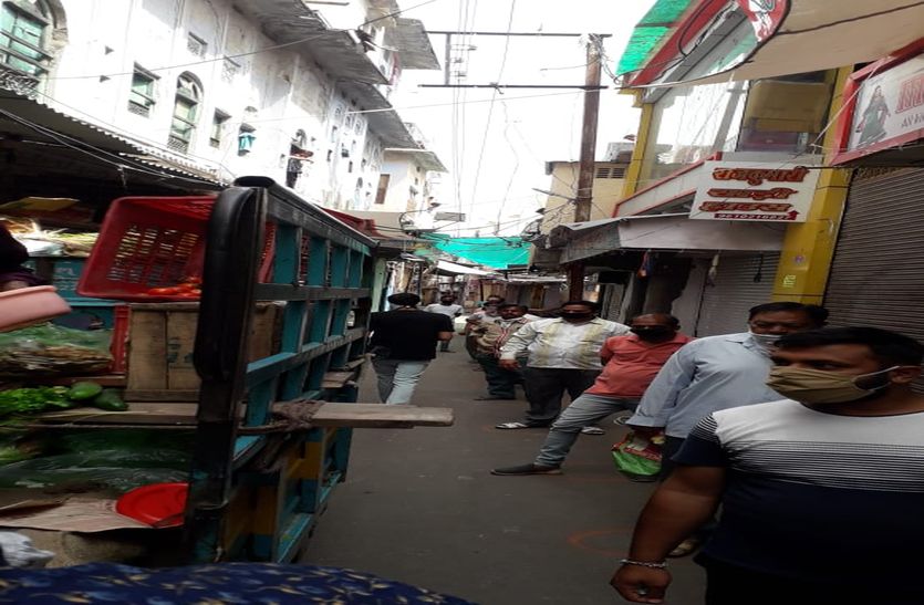 कर्फ्यू में ढील, कतार में मिली सब्जी-राशन