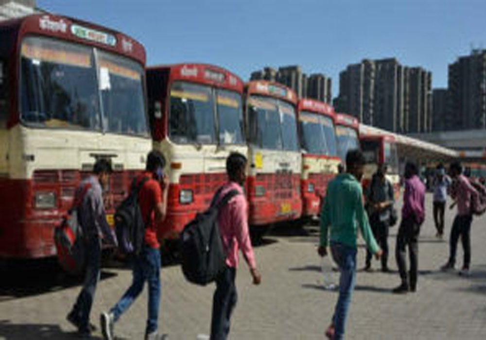 बसों से घर पहुंचे दिल्ली सहित कई जिलों में फंसे मजदूर