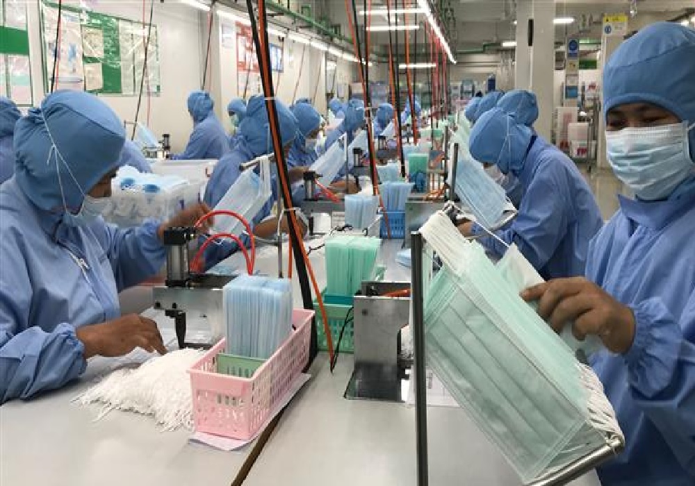 करखानों में बन रही पीपीई किट और N95 मास्क, वेंटिलेटर बनाने के लिए भी 24 घंटे चल रहा काम