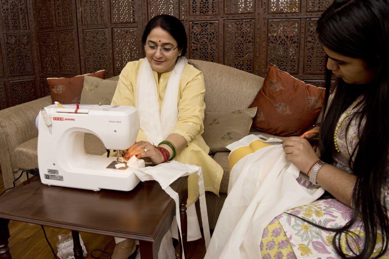 coronavirus : jal shakti minister's wife is sewing masks for needful
