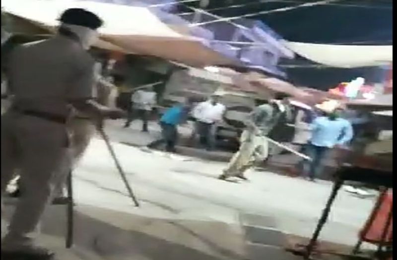 सरवाड़ में चादर के जुलूस में भीड़, पुलिस ने लाठियां बरसाकर लोगों को यूं खदेड़ा - देखें वीडियो