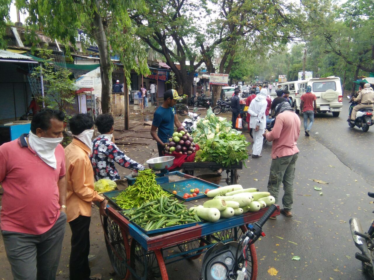 मंडी में दो रुपए बाजार में बेच रहे दस रुपए किलो