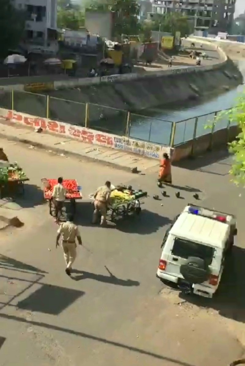 Ahmedabad: पुलिसकर्मी ने सब्जी वालों की रेहड़ी पलटी, निलंबित