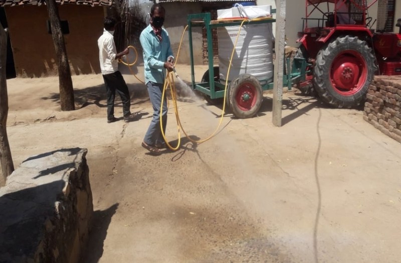 संक्रमण के बचाव के लिए गांवों में किया स्पे्र