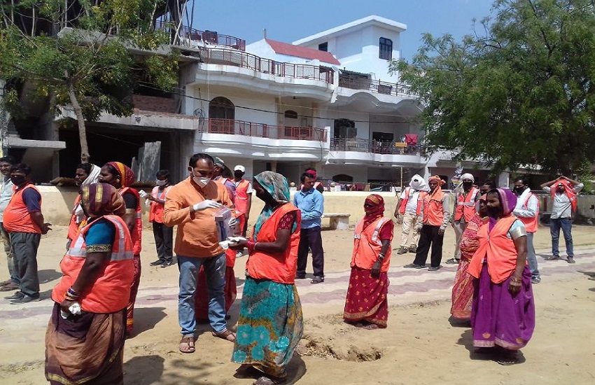 Safai workers honored on Ram Navami in prayagraj up
