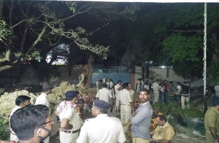 मस्जिदों में छिपे लोग बिहार में पुलिस पर कर रहे हमला