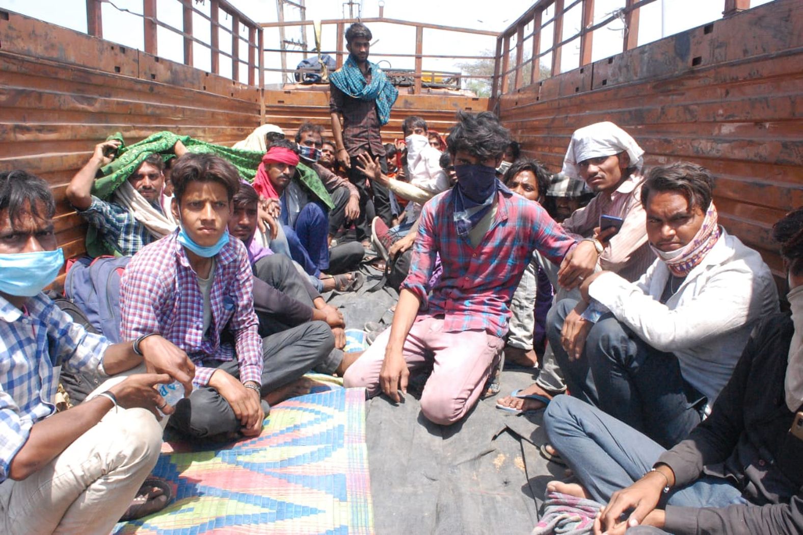  Half incomplete arrangements for migrants' halt in Burhanpur border, forget social distancing