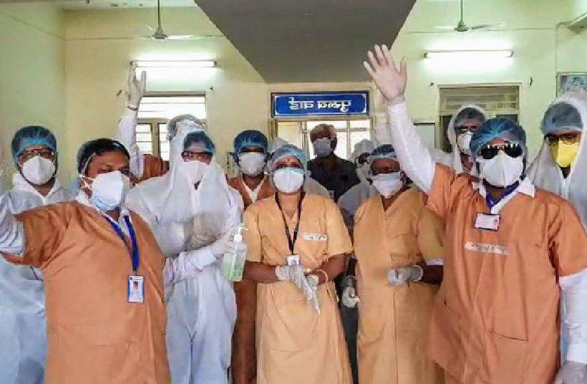 corona ke karmveer: Medical workers singing a motive in jaipur
