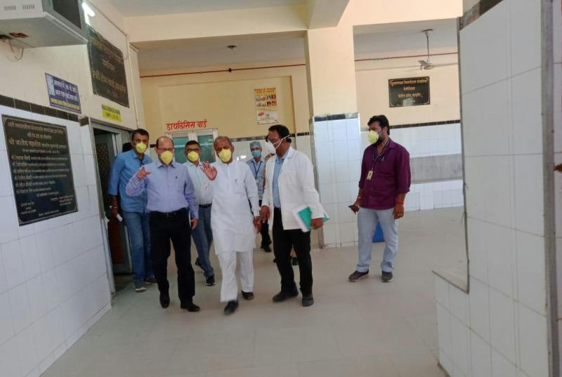अस्पताल व मेडिकल कॉलेज में देखी व्यवस्थाएं, बाड़मेर कलक्टर बोले, सोशल डिस्टेंसिंग रखें