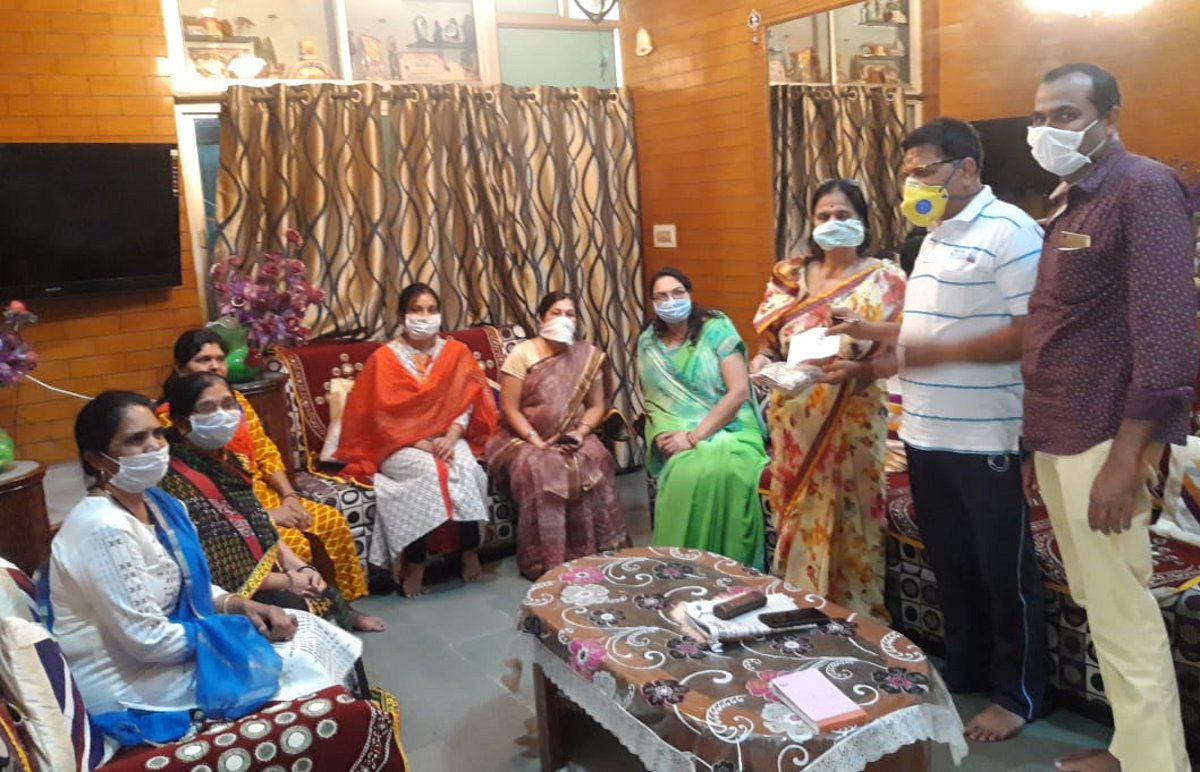 महिला समिति ने 11 हजार रुपए दान दिए