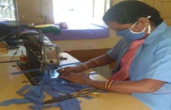 कोरोना के जंग में डयूटी के अलावा भी जुटी आशा