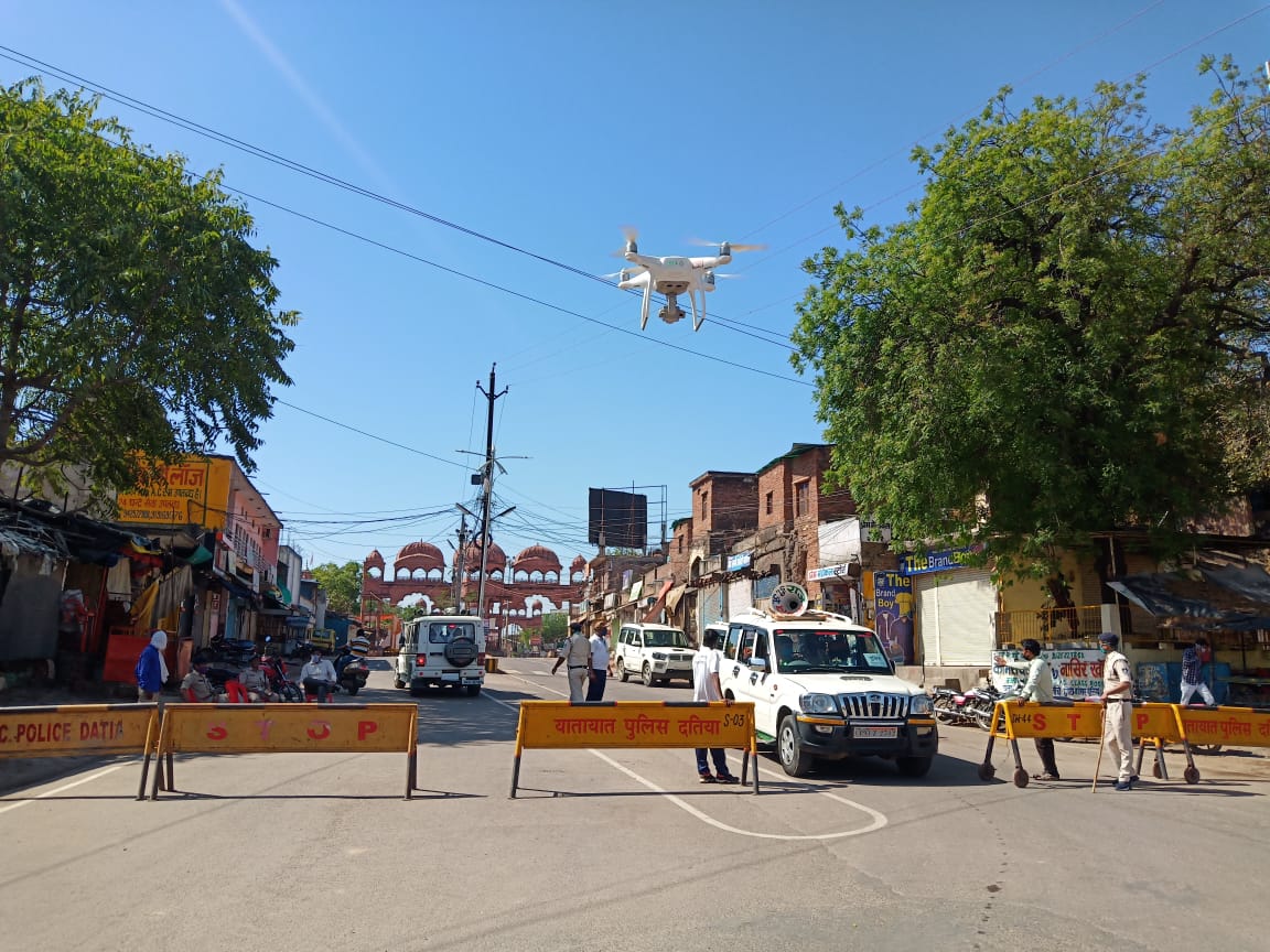 पुलिस अधीक्षक ने भी बढ़ाया अधीनस्थों का हौसला Police monitored drone in lock down, news in hindi, mp news, datia news