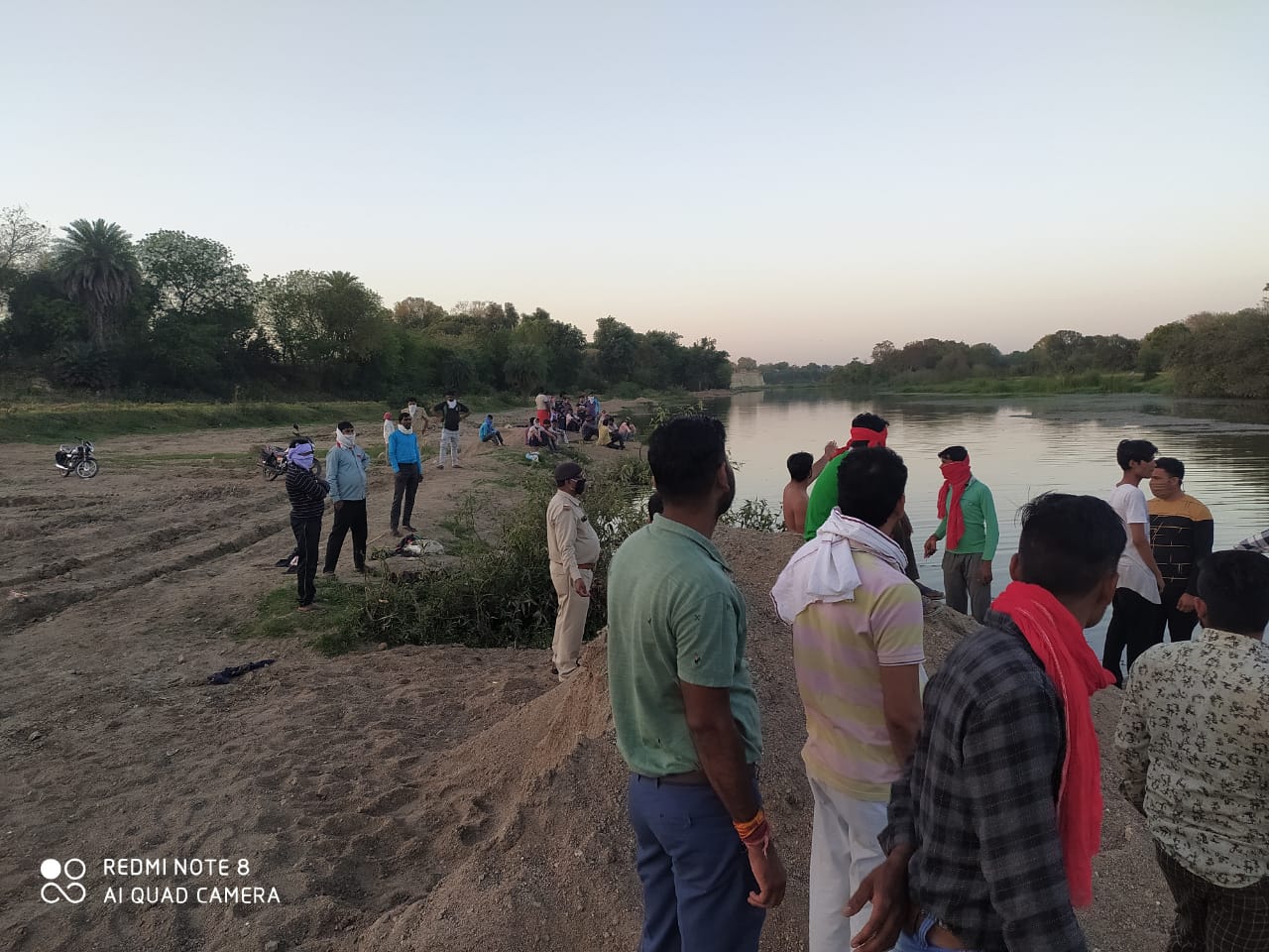  काफी देर बाद पुलिस व गोताखोरों ने लाश बरामद की  A youth going into kinship landed in the river, drowned, news in hindi, mp news, datia news