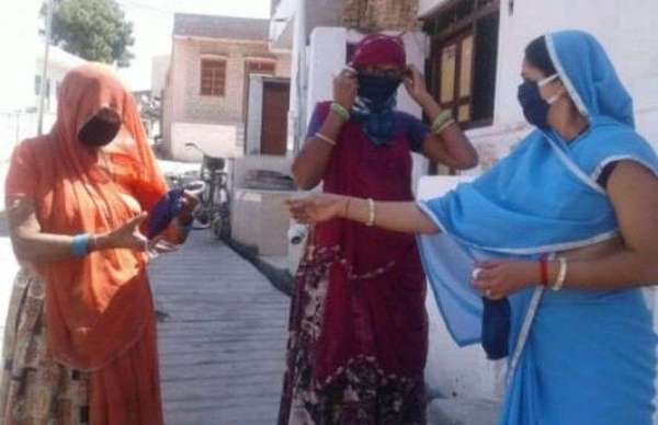 कोरोना के जंग में डयूटी के अलावा भी जुटी आशा