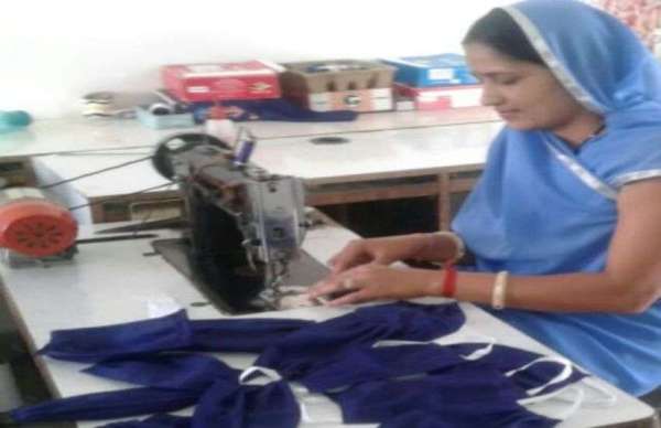 कोरोना के जंग में डयूटी के अलावा भी जुटी आशा