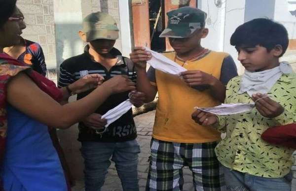 कोरोना के जंग में डयूटी के अलावा भी जुटी आशा