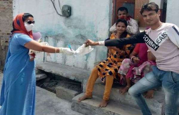 कोरोना के जंग में डयूटी के अलावा भी जुटी आशा