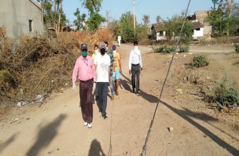 लॉकडाउन का पालन करने के दिए निर्देश, गांवों में किया स्प्रे