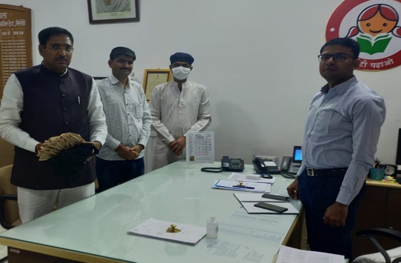 सिरोही के इस भामाशाह ने कलक्टर को सौंपे दस हजार मास्क