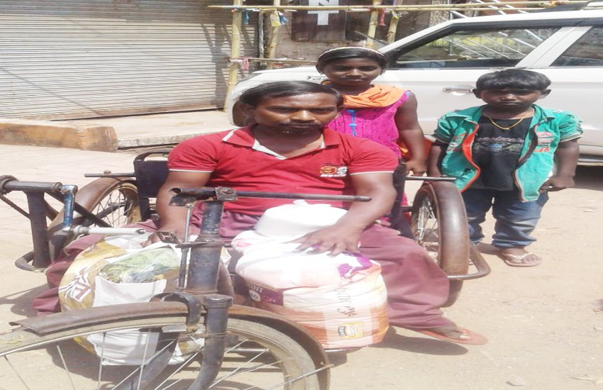 लॉकडाउन : दिव्यांग राजकिशोर की आराम से चल रही गृहस्थी