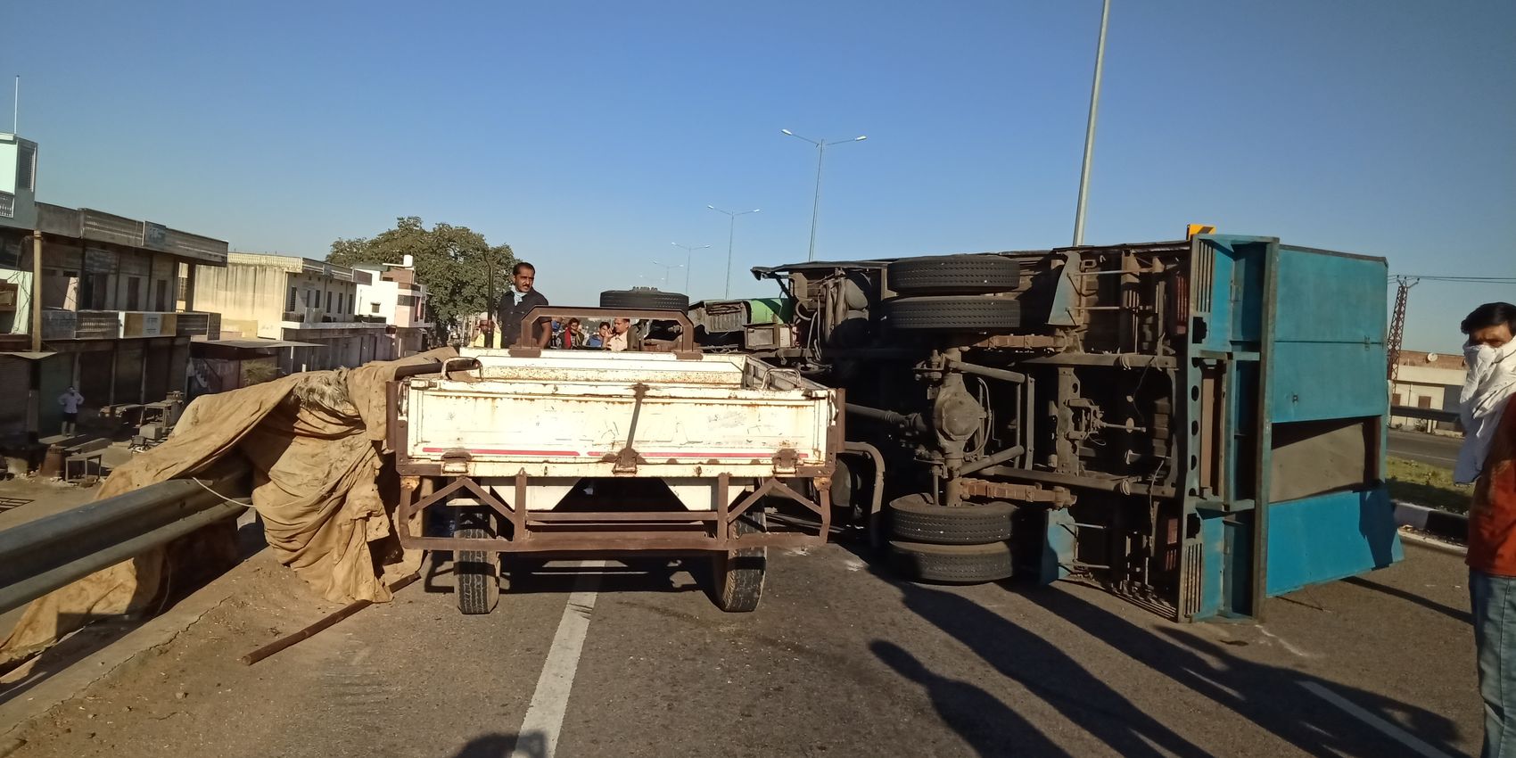 Accident: मिनी ट्रक ने ट्रैक्टर को मारी टक्कर, चार घायल