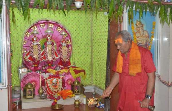 The priests performed prayers in the temples of Jamnagar