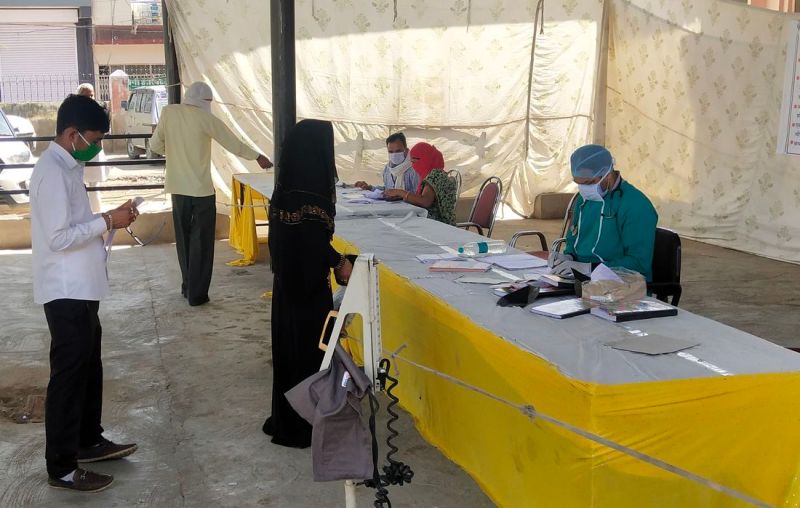 कुचामन के राजकीय चिकित्सालय में मरीजों की जांच करते डॉ. राजकुमारसिंह।