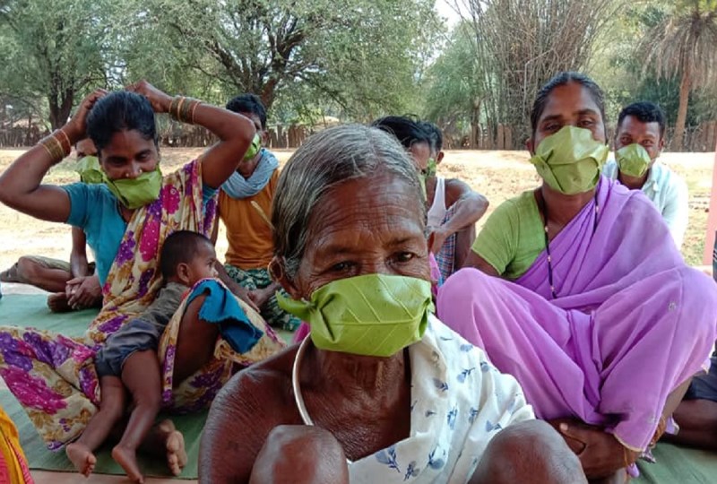 हां है हम बस्तर के आदिवासी, हमें भी मालूम है कोरोना का वार, और उसके लिए बनाया है हमने देशी हथियार