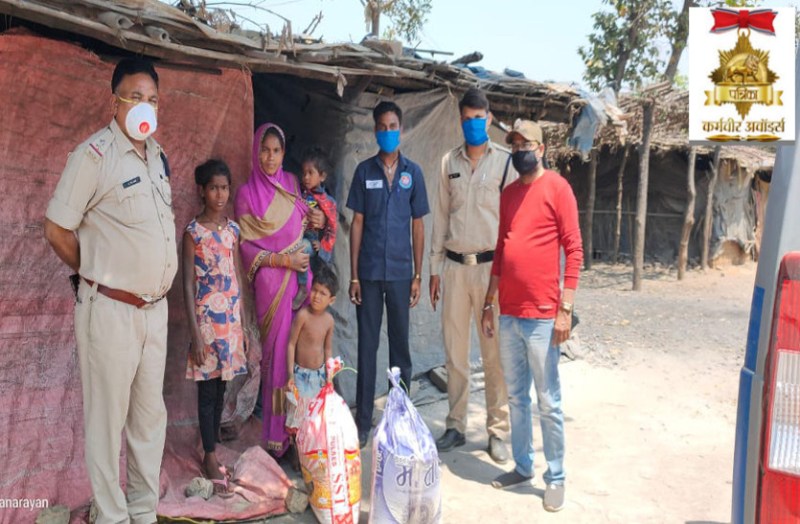 मसीहा बनकर जमीं पर काम कर रहे कानून के रखवाले, काम के साथ थोड़ा वक्त निकाल दिहाड़ी मजदूरों के जीवन में भर रहे खुशियां