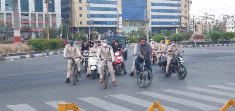 पुलिस देख लोग हो रहे हैरान, गलियों में इस तरह घूमने वालों की हो रही धरपकड़