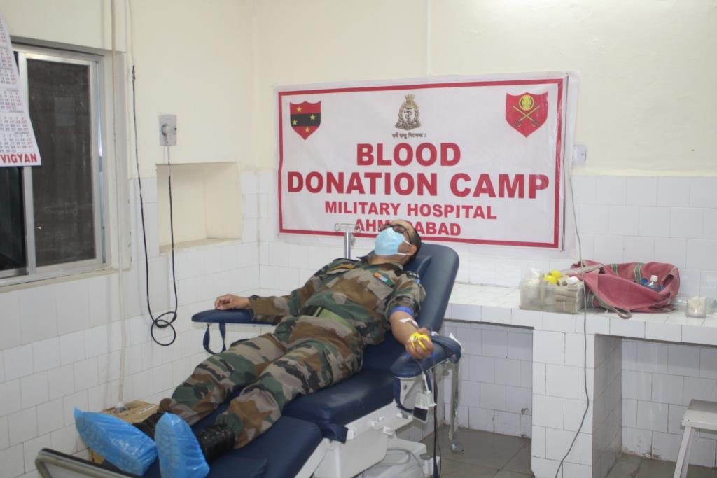 Gujarat: कोरोना से निबटने को भारतीय सेना का रक्तदान शिविर