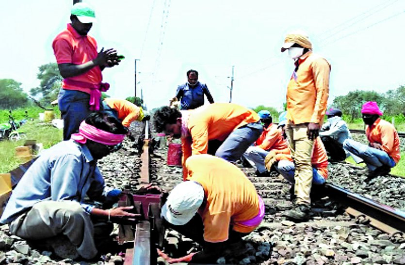  Lockdown and social distance fail, railway employees working in groups