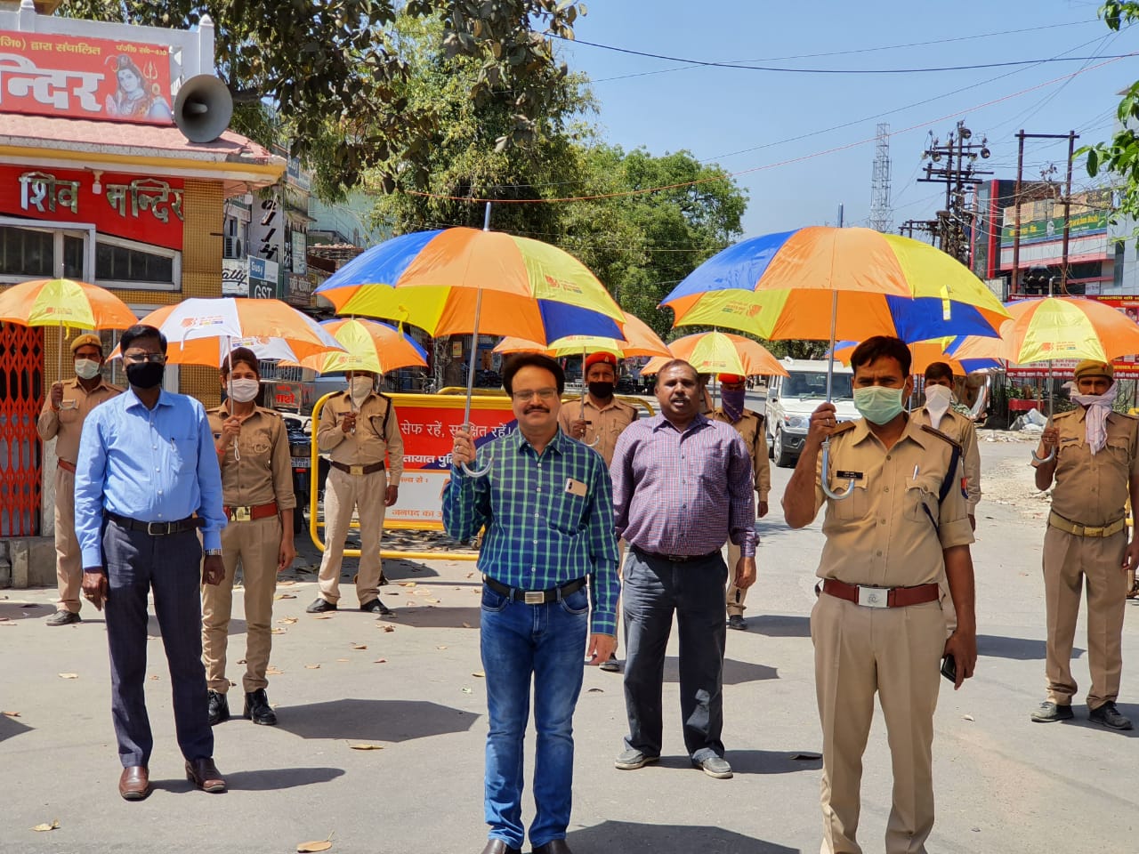 लाकडाउन के दौरान तेज धूप में ड्यूटी करने वाले पुलिस कर्मियों को बैंक द्वारा छाता वितरण किया गया