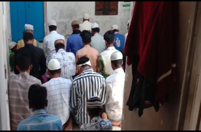 पहले नमाज के लिए घर पर जमा की भीड़, फिर पुलिस से उलझे, 9 के खिलाफ मुकदमा दर्ज