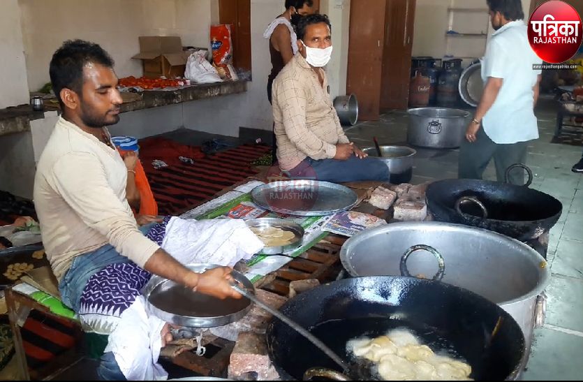 VIDEO : राहत का जतन : लॉक डाउन के दौरान दिहाड़ी मजदूरों के लिए बनवाए जा रहे भोजन के पैकेट