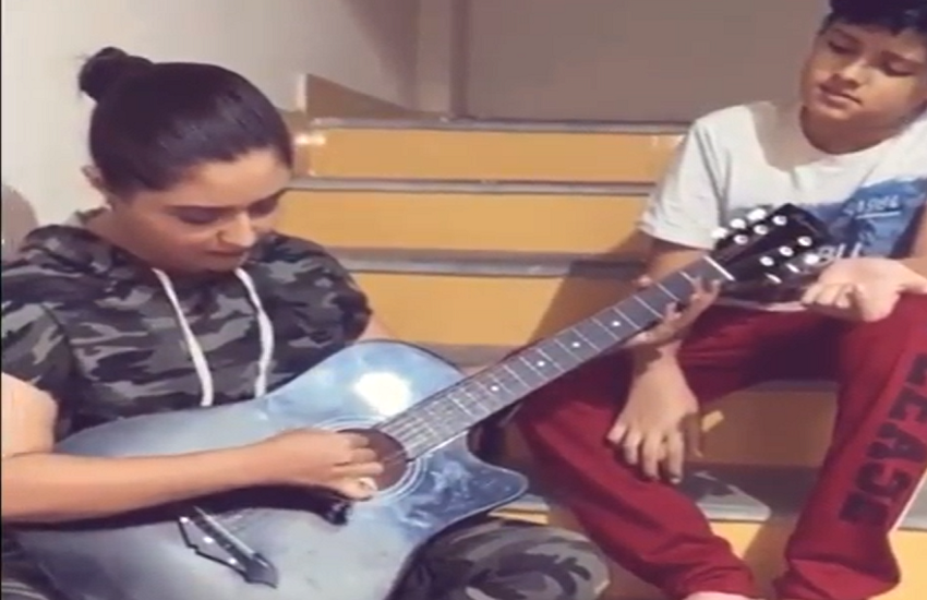रश्मि देसाई सीख रही हैं गिटार बजाना