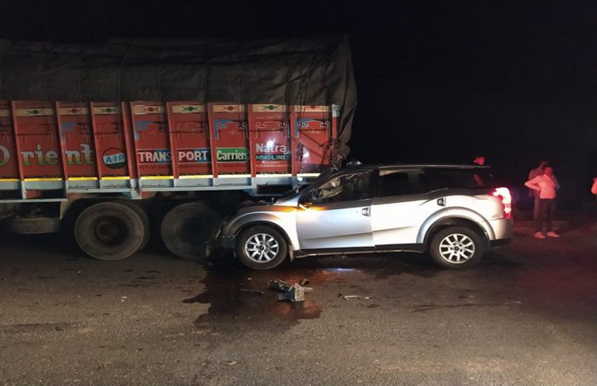 Gujarat: कार ने ट्रक को पीछे से टक्कर मारी, एक परिवार के तीन सहित 5 की मौत