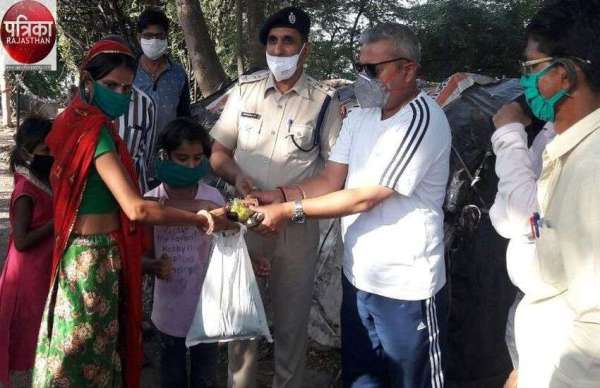 पुलिस अधिकारीयों ने किया खाद्य सामग्री वितरण का निरीक्षण