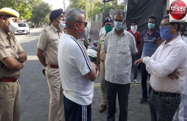 पुलिस अधिकारीयों ने किया खाद्य सामग्री वितरण का निरीक्षण