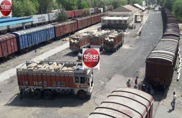 कोरोना आपदा के बीच प्रधानमंत्री गरीब कल्याण अन्न योजना की रेक पहुंची  